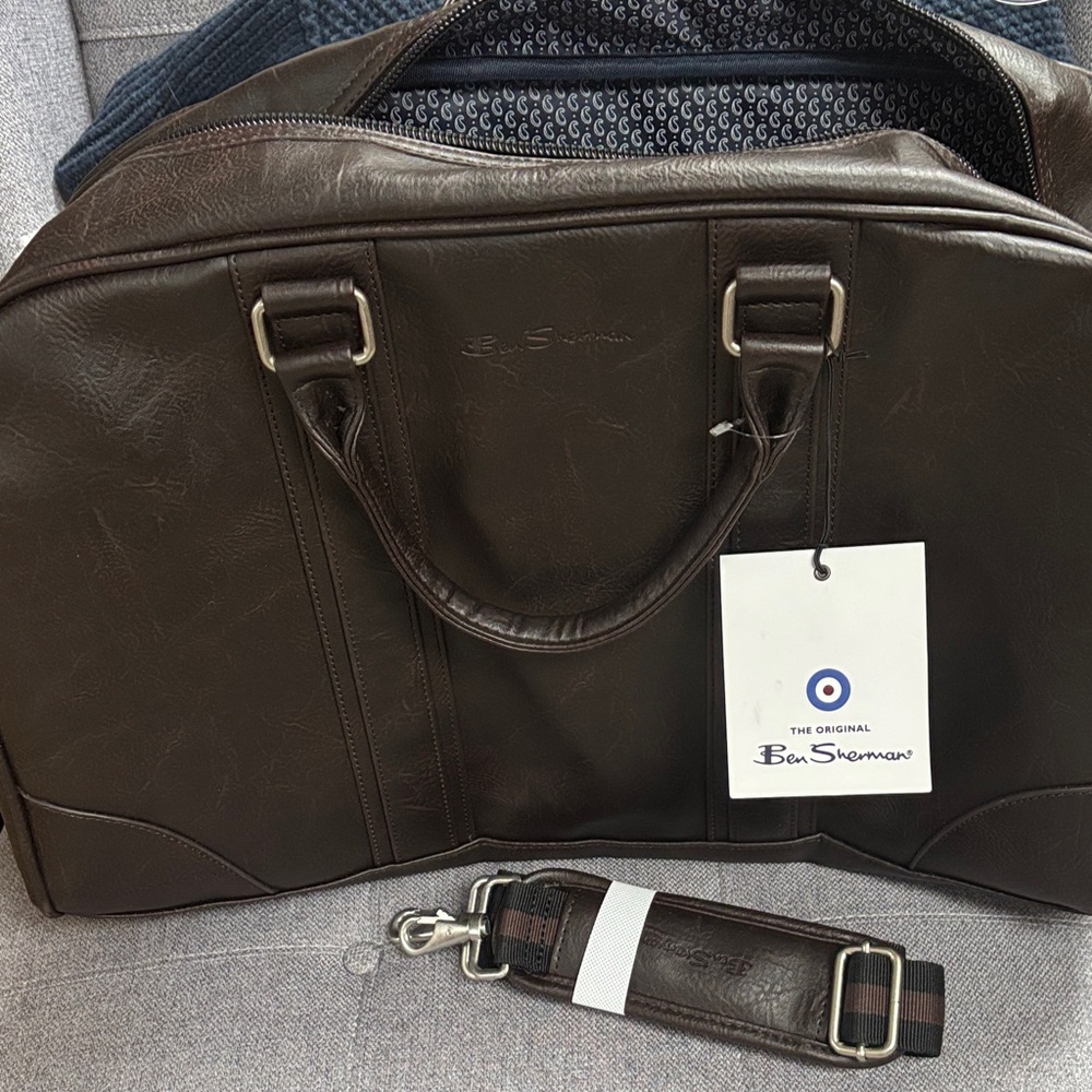 Ben Sherman Dark Brown Duffel Bag 20” length Vegan leather Weekender‎ Carry On